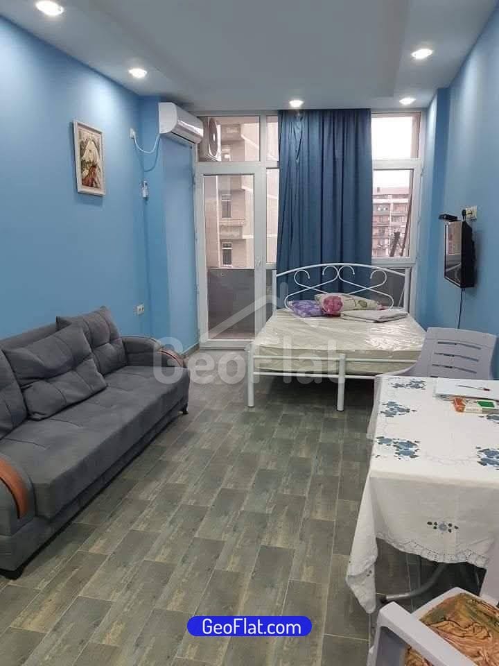למכירה: דירה, חדר אחד, משופצת ברחוב יוסוף קובלדזה בבטומי, 32.5 מ"ר, קרובה לים, 48,000$ כולל ריהוט ומכשירי חשמל.